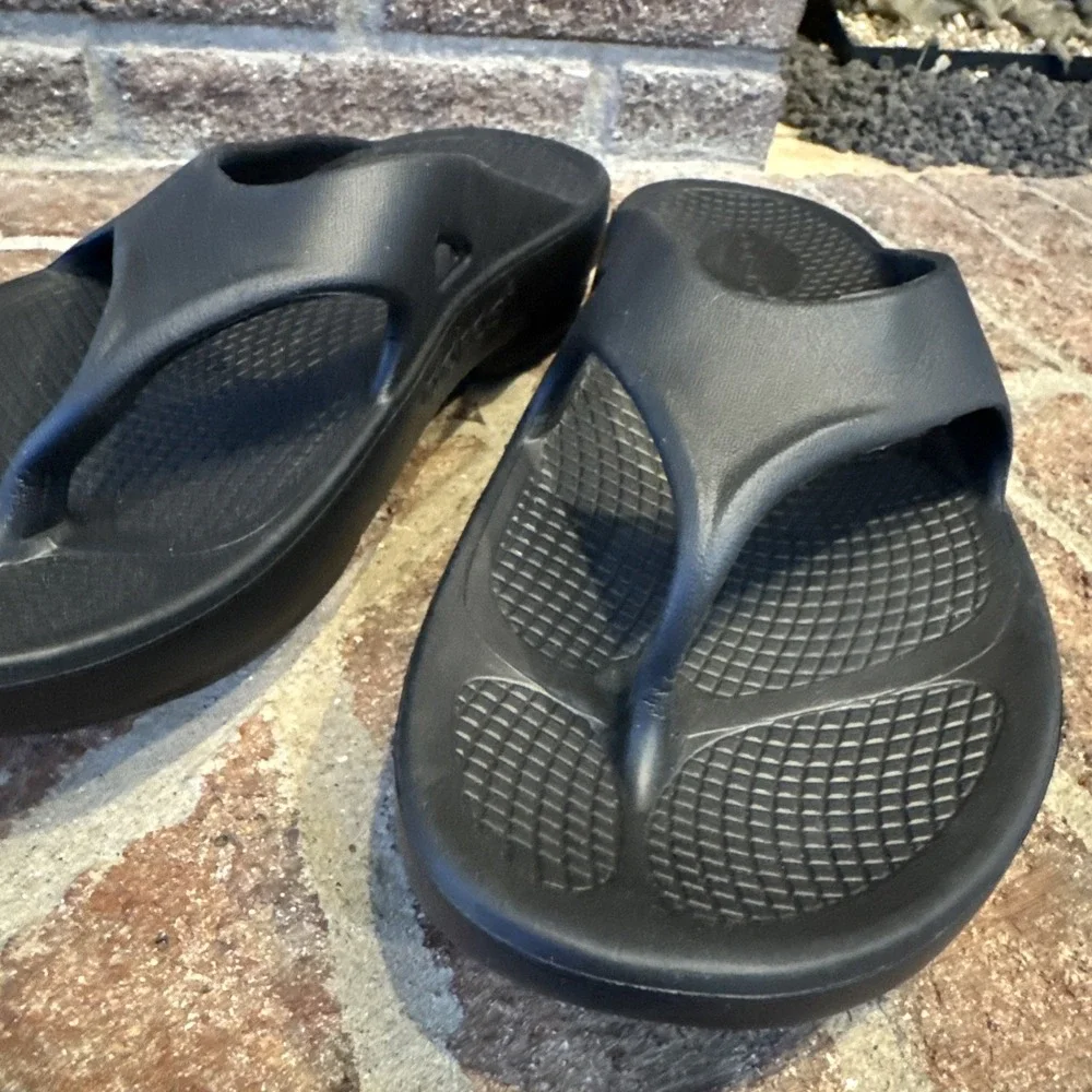 Oofos Recovery Slip-On Sandal M8 W10 Black Flip Flops Gorpcore Athleisure Beach